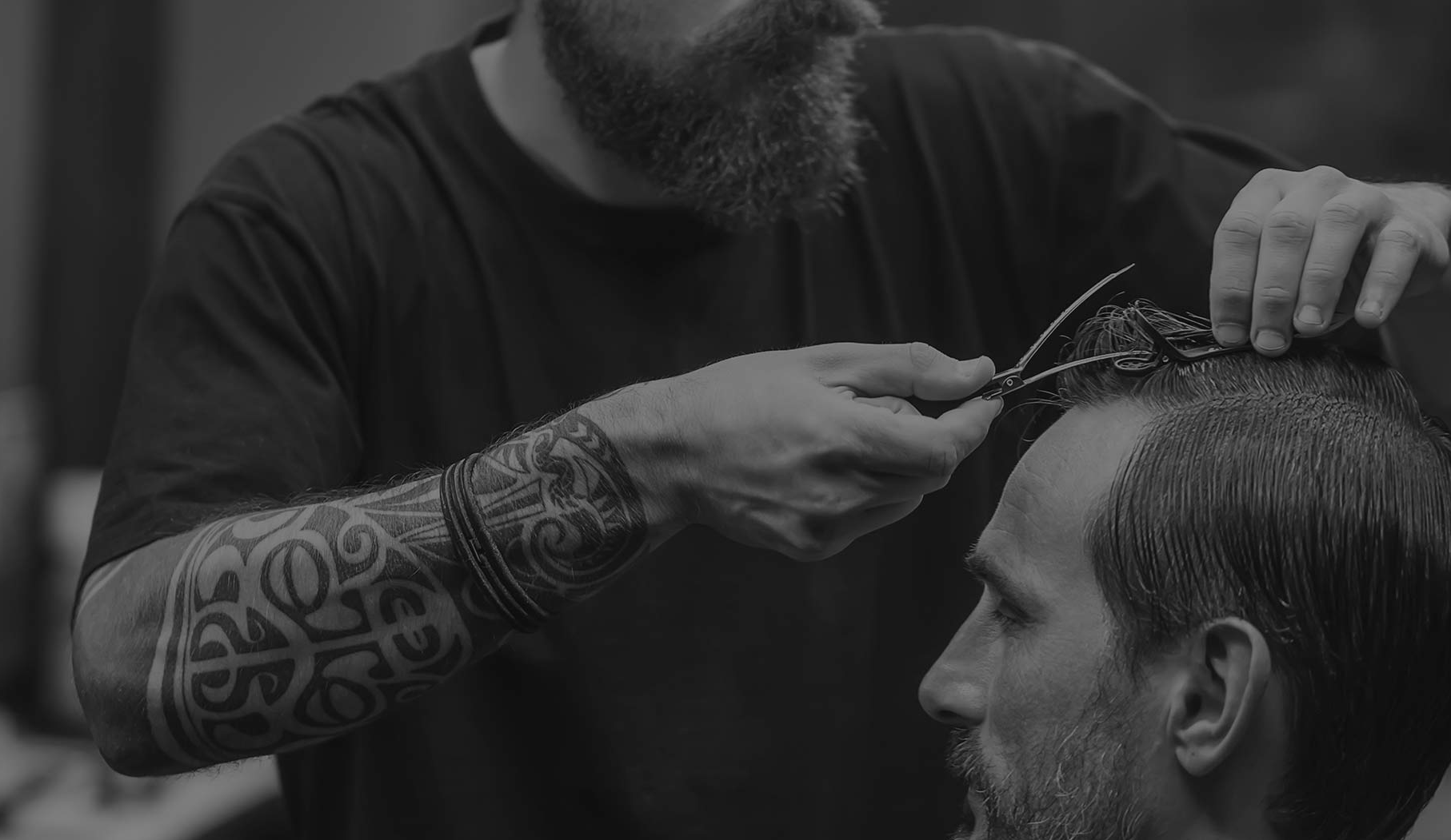 Barberare klipper hår